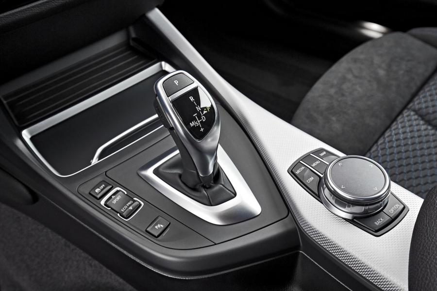 Детали интерьера BMW M240i xDrive Coupe 2017 года  (WW) (фото 92 из 116)